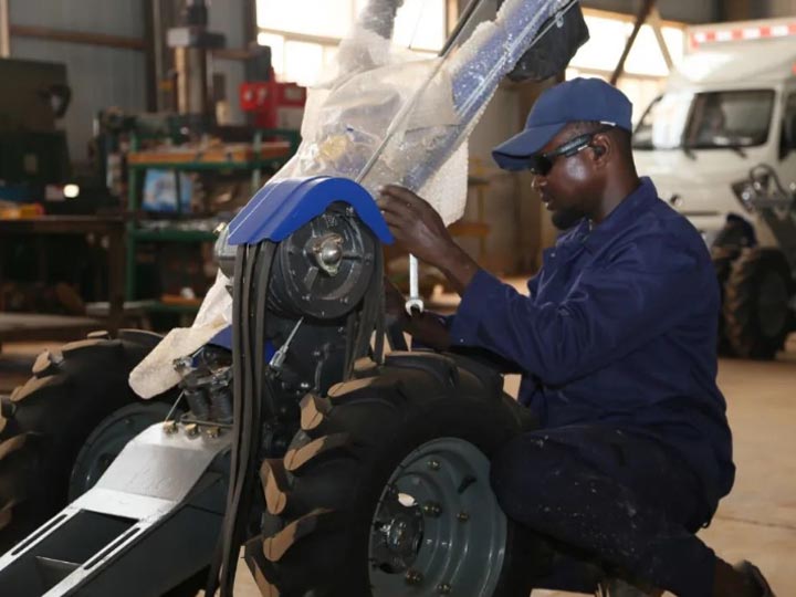 Un trabajador senegalés revisa maquinaria