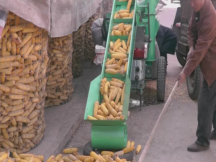 The corn threshing machine is working.