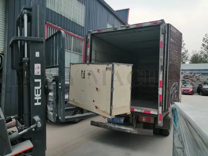 La machine à éplucher et à broyer le maïs est en cours de chargement.